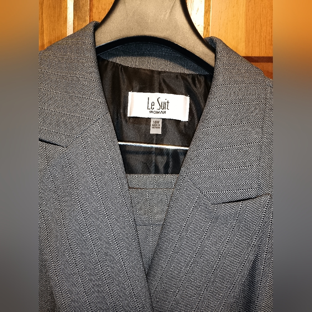 Le Suit Single-Button Blazer and Straight Leg Pants Pantsuit